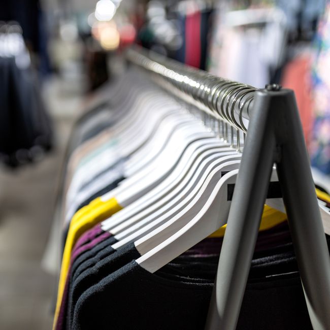 Roupas estilosas penduradas em cabides