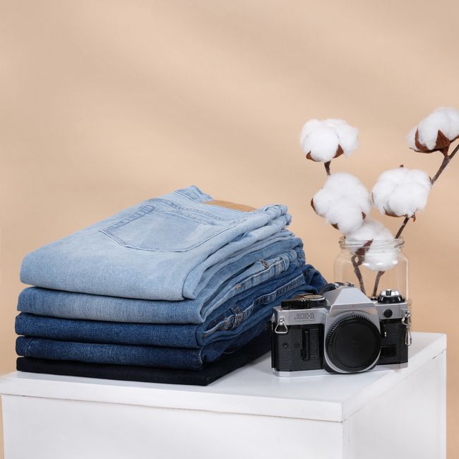 Arranjo de jeans e camera vintage